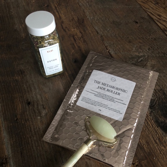 CauseBox Accessories - Jade roller and Detox Tea - from CauseBox CauseBox Accessories - Jade roller and Detox Tea - from CauseBox